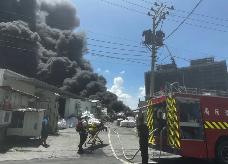 警消到場布水線滅火，無人受傷受困，目前火勢控制中。民眾提供