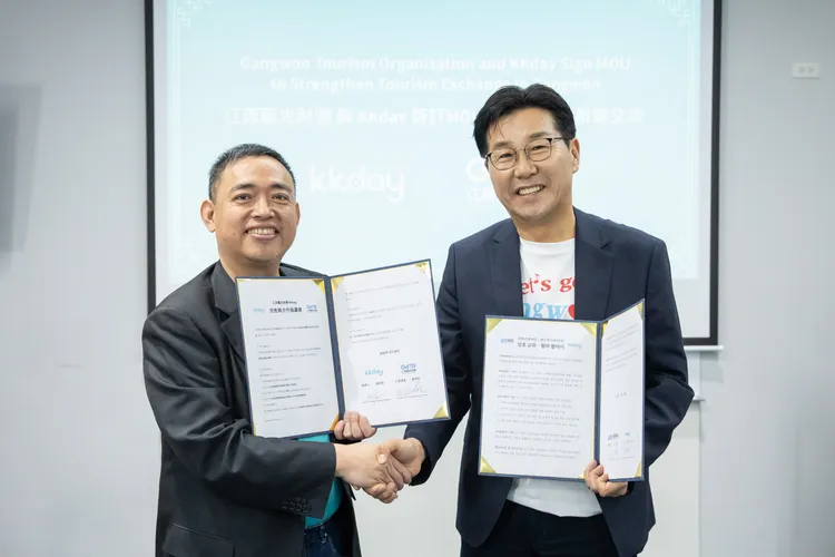 KKday創辦人暨執行長陳明明（左）與江原觀光財團社長崔成炫（右）簽訂MOU。KKday提供