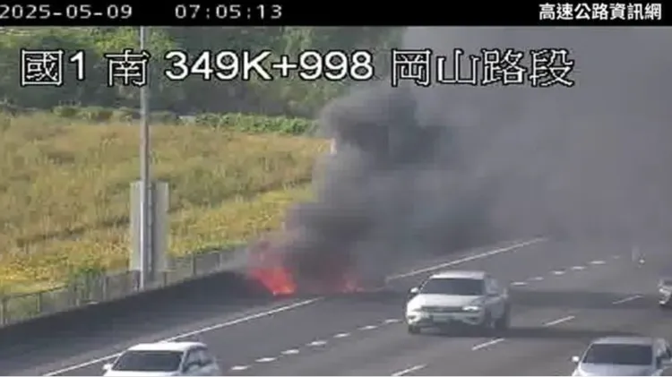 事發時火煙不停竄出，造成後方車輛回堵，但駕駛卻逃得不見人影。翻攝自高速公路資訊網