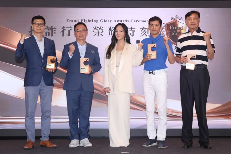 關穎頒獎給企業打詐國家隊英雄。彭欣偉攝