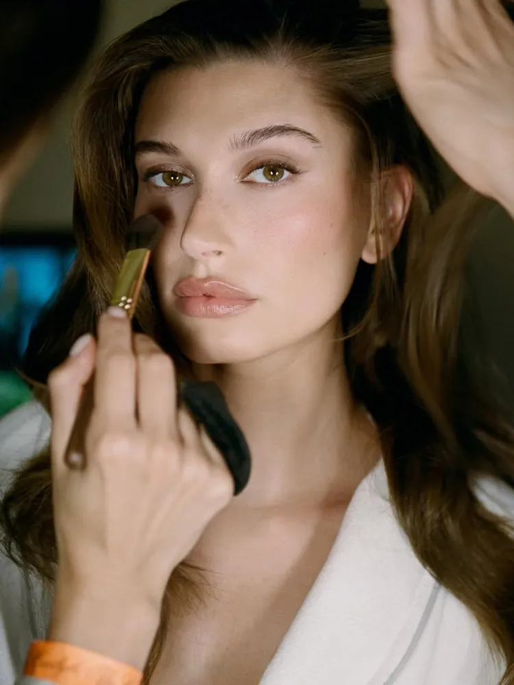 Hailey Bieber當天的妝容使用了NARS單品。翻攝Hailey Bieber IG
