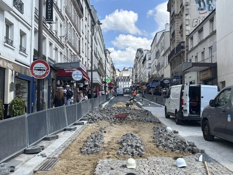 巴黎蒙馬特雷匹克路石磚路將以瀝青取代的謠言引發熱議，政府出面闢謠，指出石面道路在巴黎仍有重要地位，「從歷史與傳承角度而言，它是巴黎公共空間認同的一部分」，將盡可能延續千年風華。 中央社