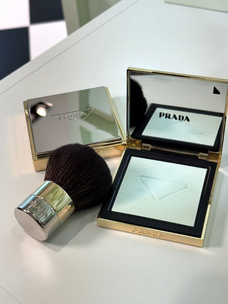 PRADA原生霧光定妝粉餅2700元、PRADA蜜粉刷3080元。張家玲攝
