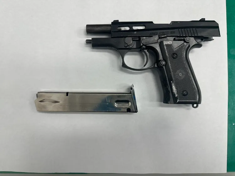 陳男交出作案用槍枝，警方將送驗比對並追查溯源。翻攝照片