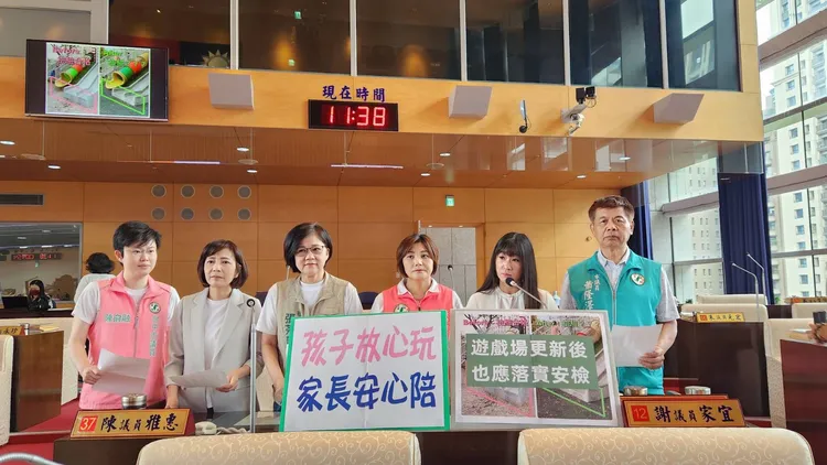台中市議員謝家宜等人關心公園安全性問題。民眾提供
