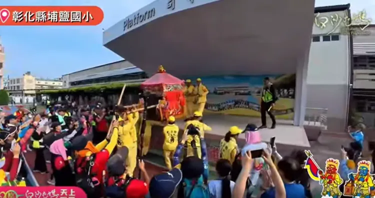媽祖鑾轎突然停下腳步，原地擺晃，後來直上司令台駐駕，全場師生嗨到最高點。翻攝白沙屯拱天宮