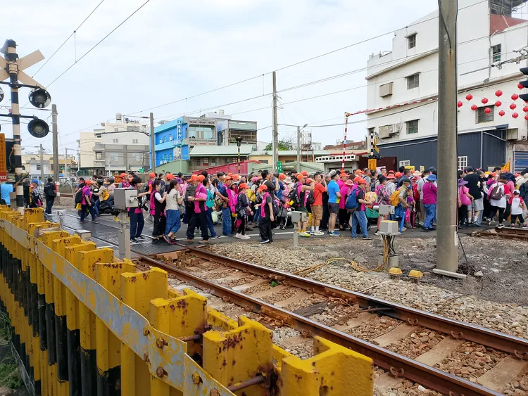 白沙屯火車站下車的民眾擠在鐵軌上。翻攝「白沙屯媽祖全球徒步聯誼會」