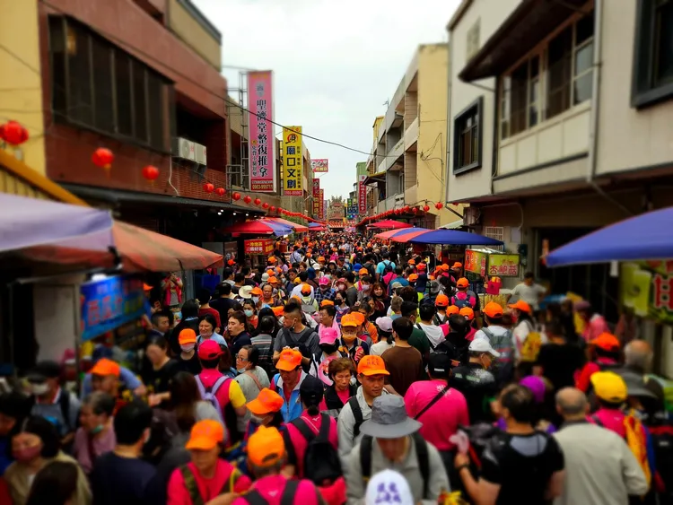 拱天宮附近街道已被隨香人潮塞爆。翻攝「白沙屯媽祖粉絲團」