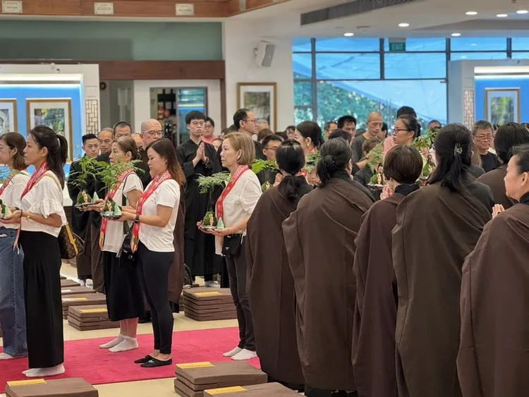 新加坡佛光山12日舉行衛塞節慶祝活動，眾多信徒出席。 中央社