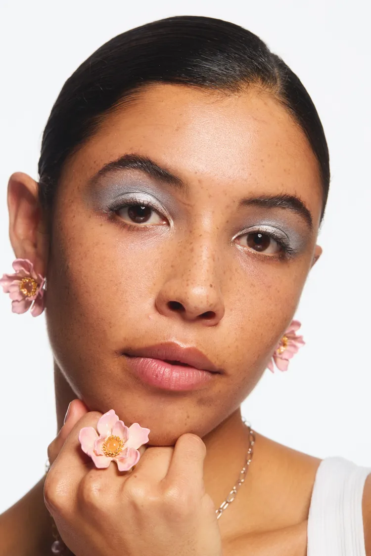 戒指的浮誇尺寸呼應了Y2K風格。品牌提供