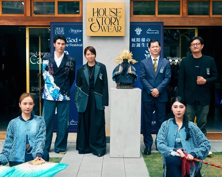 鳳小岳（左2）穿著由Story Wear為城隍爺打造的同款西裝。品牌提供