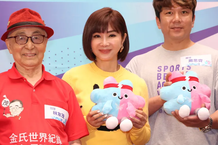 陳美鳳（中）今天出席記者會，她昔日曾是學生壘球校隊。莊宗達攝