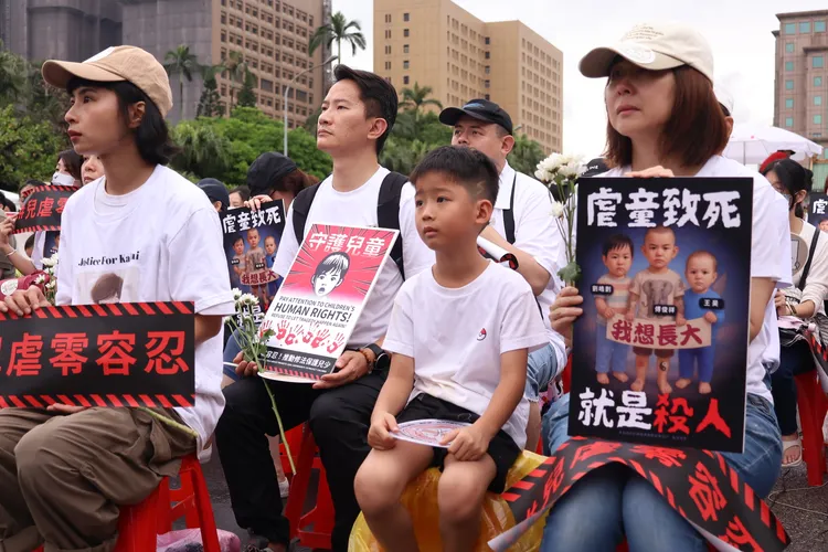 民眾今天上凱道，為虐童案發聲。彭欣偉攝