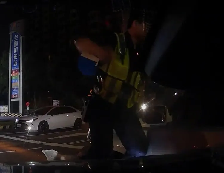 警員破窗。中壢警分局提供