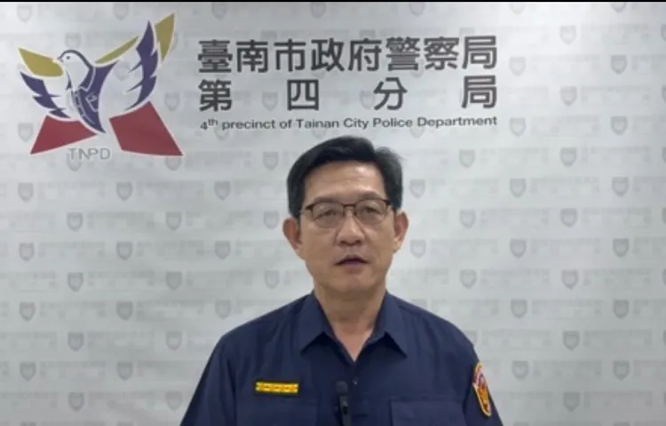 南市警四分局副分局長侯明任昨天清晨到超商巡簽，當場逮到一名慣竊。翻攝照片