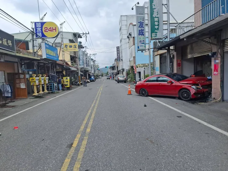 欠債男見3男登門討債駕車落跑，導致撞人衝入民宅意外。民眾提供