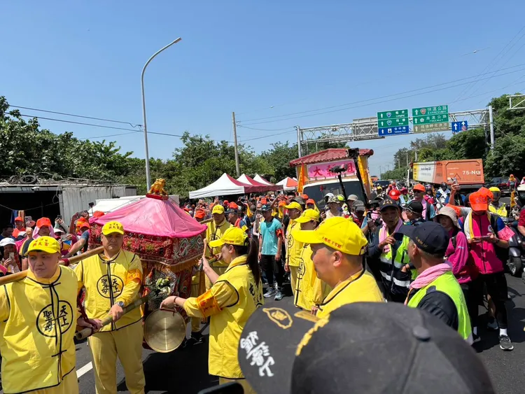 白沙屯媽祖中午行經台中市龍井區，進入彰化縣境。民眾提供