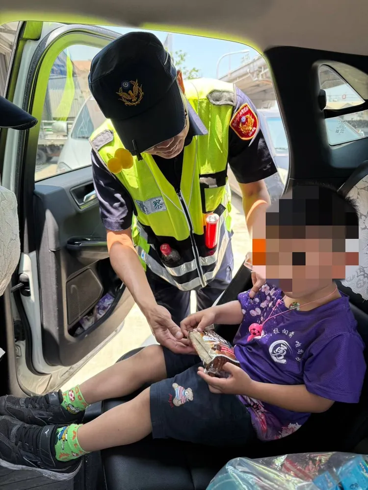 警方將小男童帶回派出所安撫。民眾提供