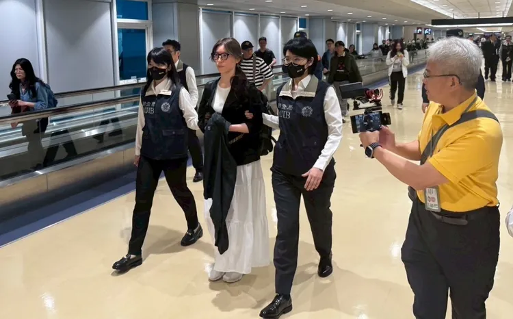 貴婦奈奈今晨返台投案。調查局提供