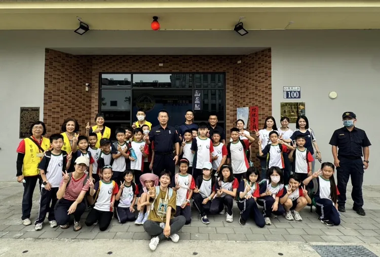 成功國小學童參訪台中第三警分局東信所，當一日小小警察。翻攝畫面