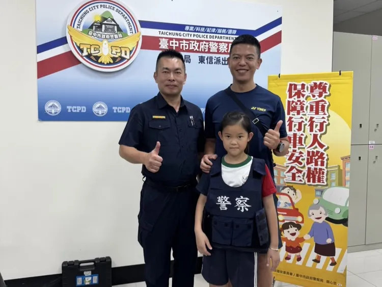 成功國小學童參訪台中第三警分局東信所，當一日小小警察。翻攝畫面