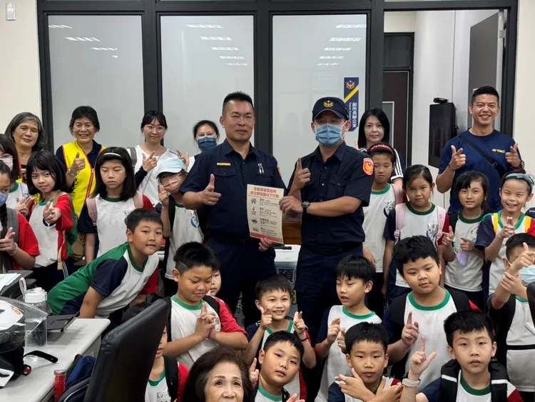 成功國小學童參訪台中第三警分局東信所，當一日小小警察。翻攝畫面
