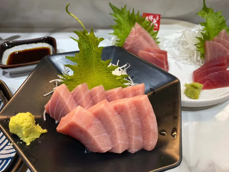 與屏東縣政府合作推出「搭高鐵．遊屏東．吃黑鮪魚」專案。高鐵提供