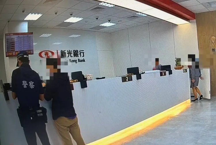 警方與銀行員極力勸阻，解說假投資真詐騙手法，讓蔡男警醒。翻攝畫面