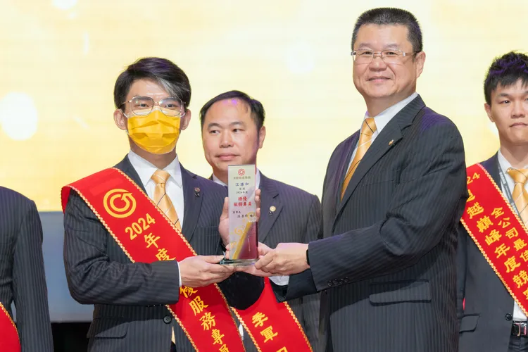 江謙和(圖左)認為在永慶房屋擔任「服務專員」收入穩定，能培養房產專業，助職涯穩定成長。永慶房產集團提供