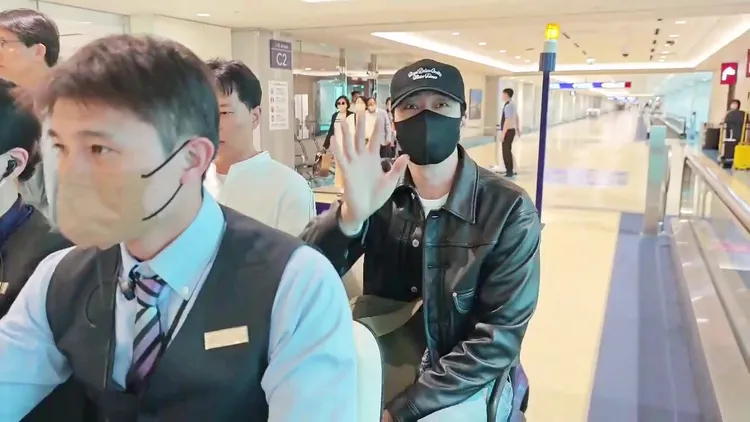 蘇志燮對著鏡頭揮手。桃園機場聯誼會提供