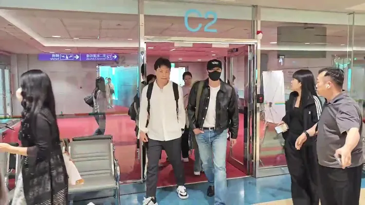 蘇志燮以黑色皮衣帥氣抵台。桃園機場聯誼會提供
