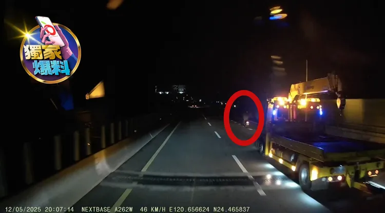 拖吊車上閘道後，大車學長就交接，開車離去了。翻攝畫面