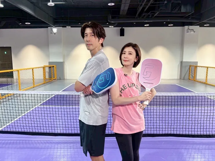 修杰楷（左）帶賈靜雯去打球。《修TIME》提供