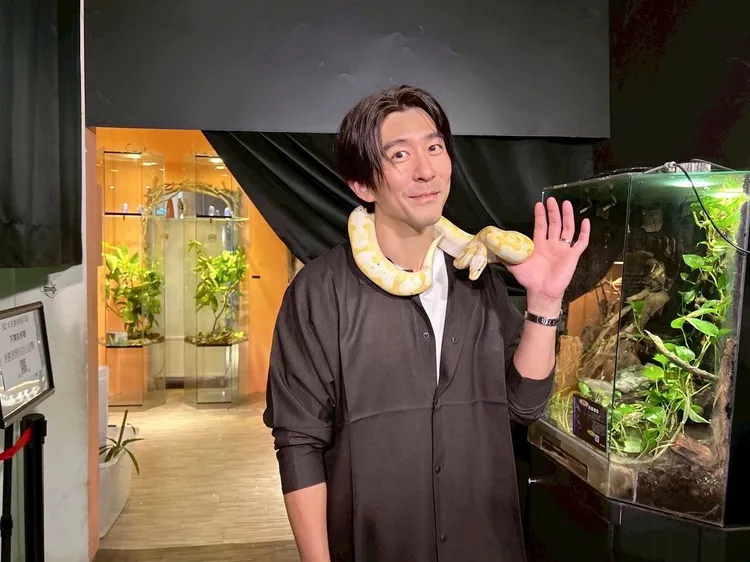 修杰楷被蛇繞脖子。《修TIME》提供