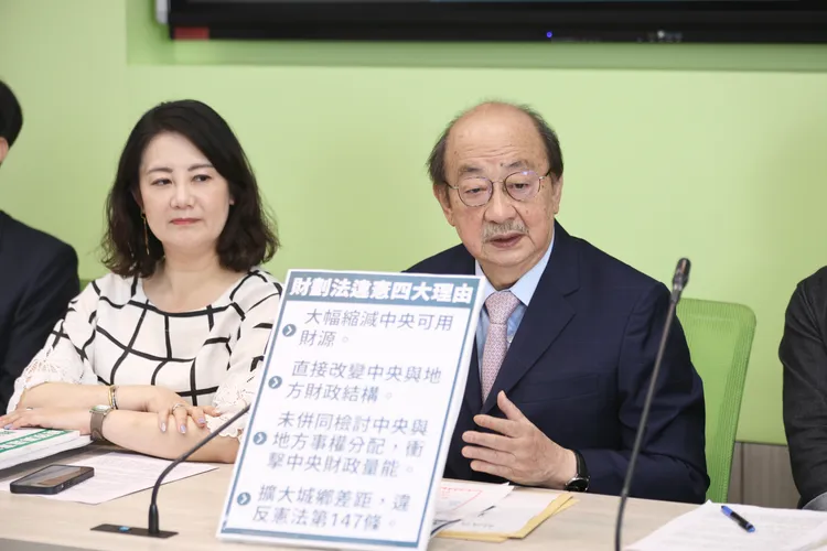 柯建銘昨率黨團幹部及辯護律師召開聲請釋憲記者會。記者彭欣偉攝