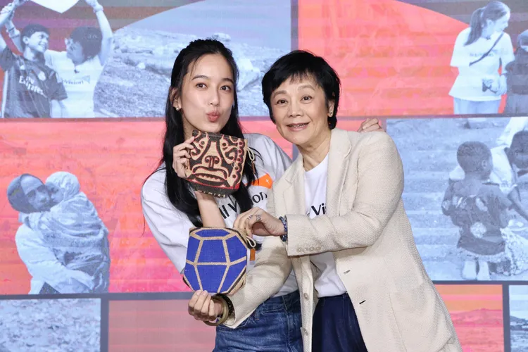 陳庭妮（左）與張艾嘉合體出席「2025飢餓三十-搶救奮力生存的孩子」啟動記者會。莊宗達攝