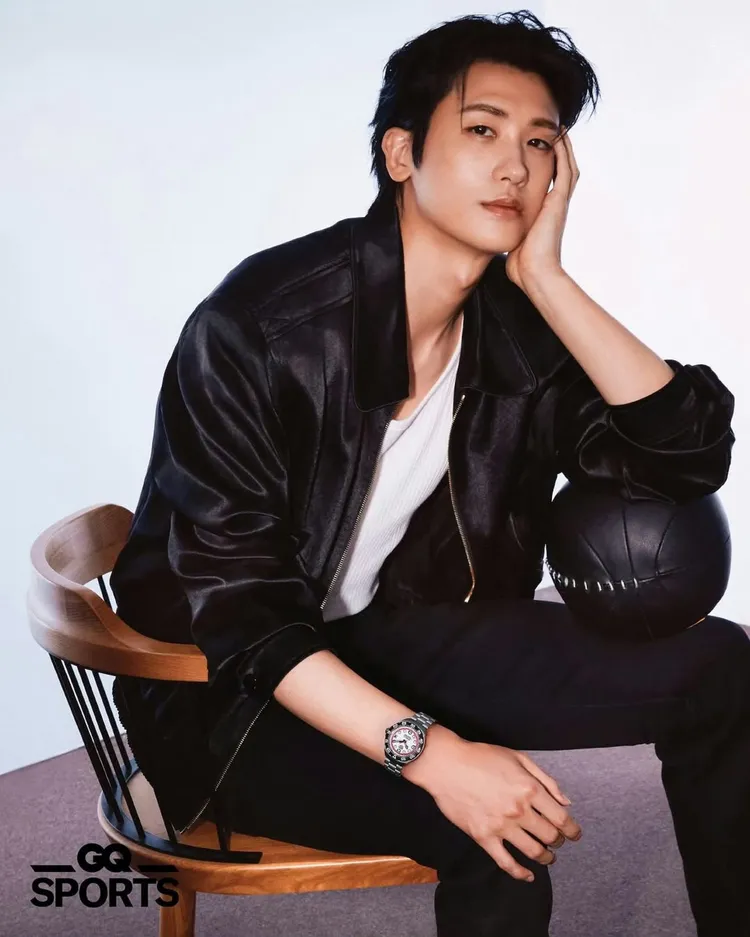 朴炯植佩戴泰格豪雅Formula 1 Solargraph腕錶白黑鍊帶款登上時尚雜誌，6萬2300元。Photo by GQ Korea