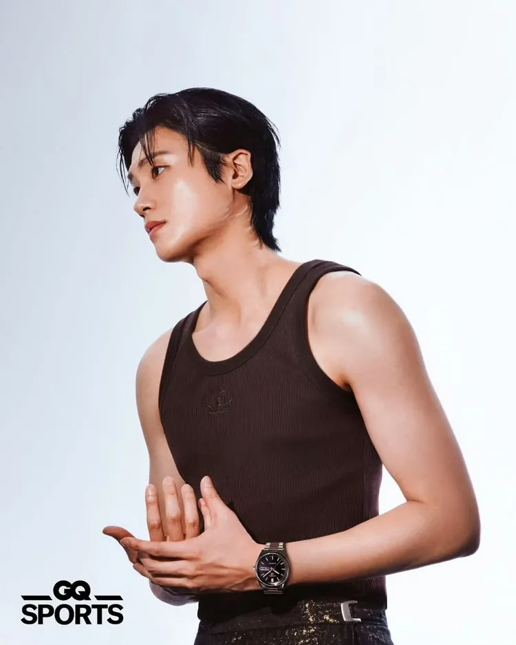 朴炯植佩戴泰格豪雅 Carrera Day-Date星期日期腕錶黑面雙色鍊帶款。Photo by GQ Korea