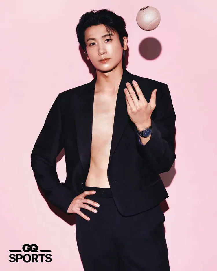 朴炯植佩戴泰格豪雅Carrera Day-Date星期日期腕錶藍面鍊帶款。Photo by GQ Korea