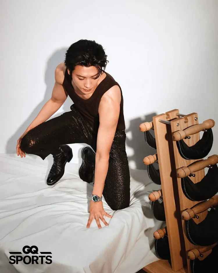 朴炯植佩戴泰格豪雅Carrera Date Twin-Time兩地時間腕錶湖水綠款。Photo by GQ Korea