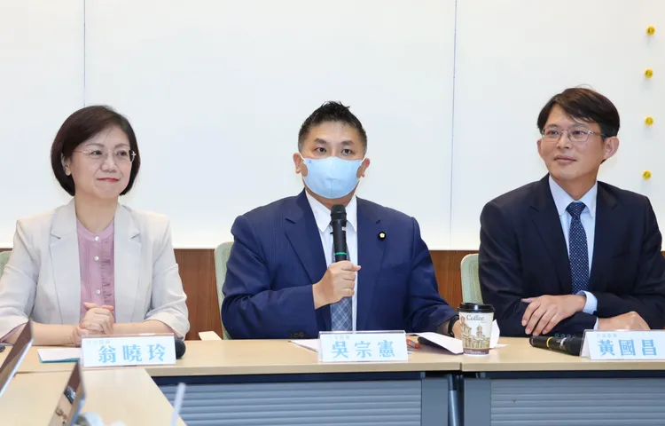 國民黨立委翁曉玲、國民黨立委吳宗憲、民眾黨立委黃國昌。莊宗達攝