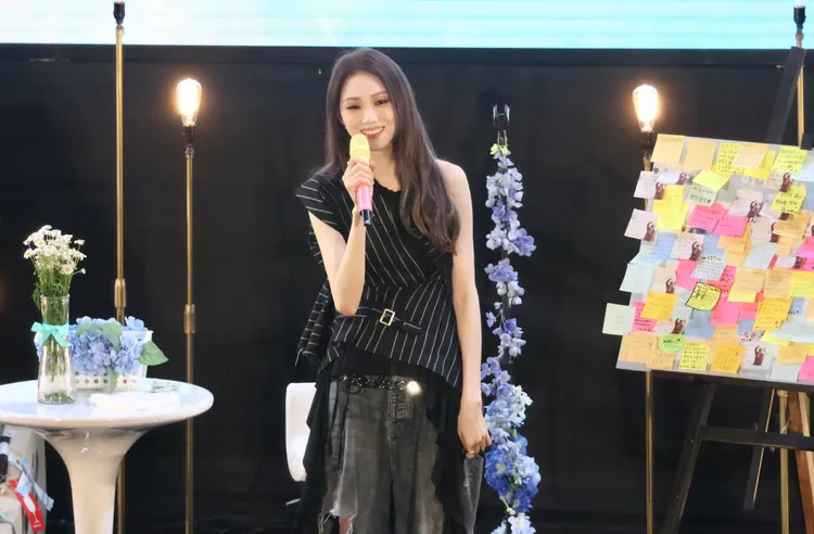 李聖經見面會上又唱又跳。莊宗達攝