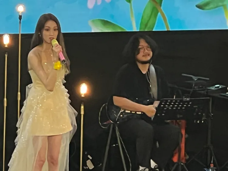 李聖經（左）透露吉他手朴信元是朴信惠的親哥。讀者提供