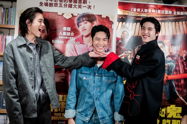 Billkin（左）、PP（右）。回敬「嗚嗚」，笑得超開心。金盞花大影業提供