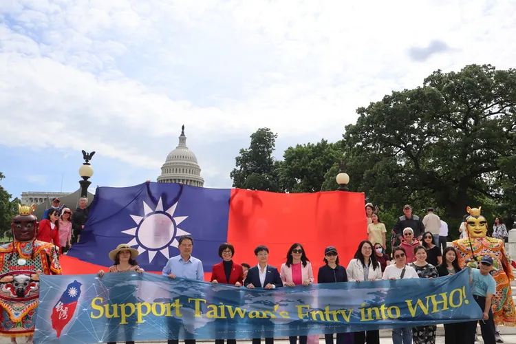 大華府僑界與駐美公使楊懿珊（前排左4）18日在三太子助陣下於國會前呼籲正視台灣醫療貢獻，支持台灣加入世界衛生組織。中央社