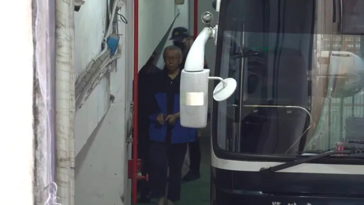 柯文哲等人今天搭囚車壓線抵達北院出庭應訊。張欽攝