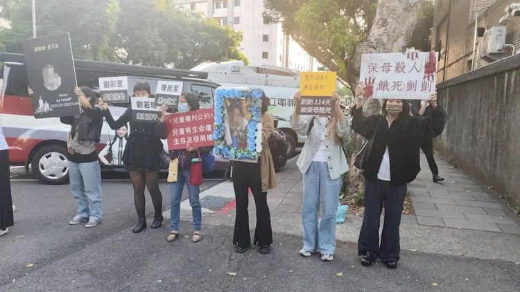 聲援剴剴的媽媽們，對著囚車上的劉彩萱、劉若琳大喊「唯一死刑」。張欽攝