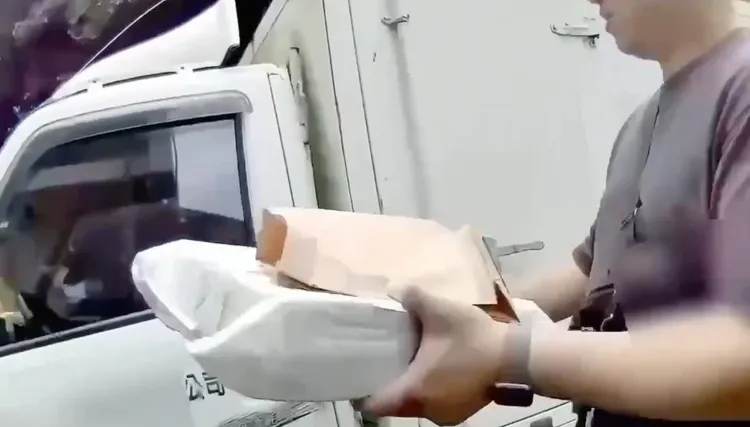 警方查獲詐騙用包裹。警方提供