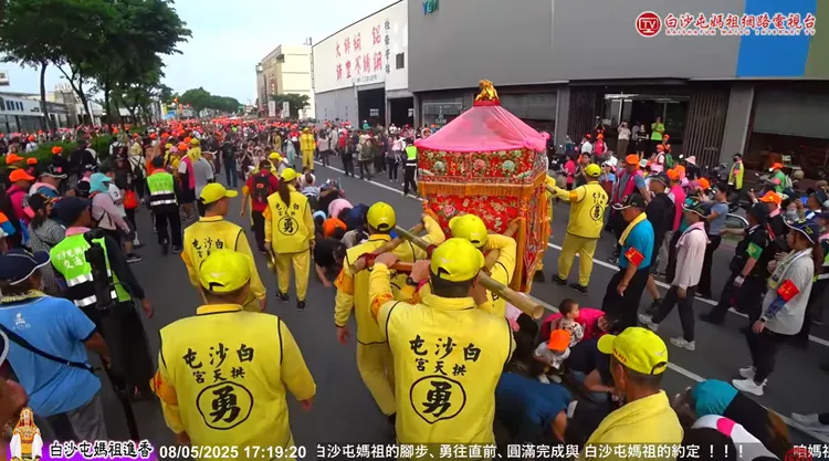 白沙屯媽祖下午進入彰化市區，造成轟動。翻攝「白沙屯媽祖網路電視台」
