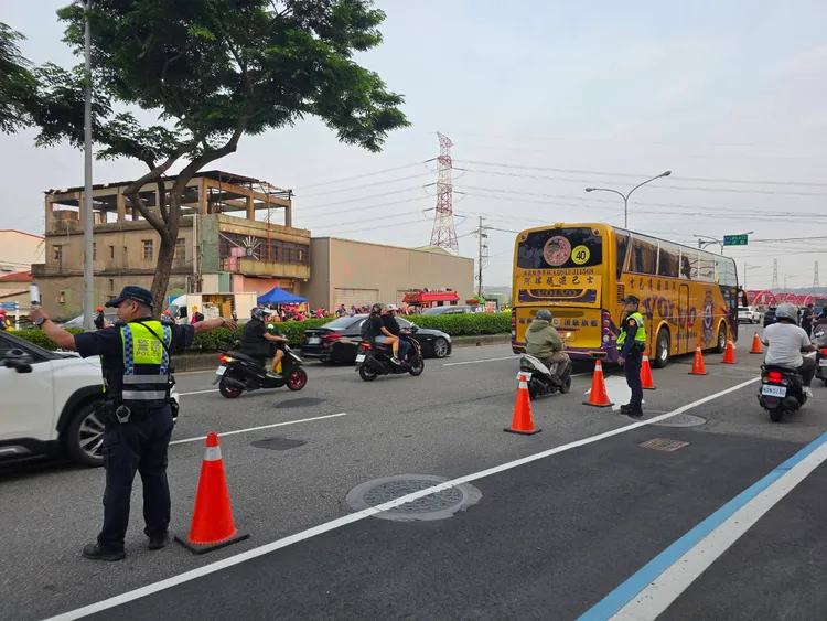 台中警方及大批信徒下午在大度橋北端沒等到白沙屯媽祖。民眾提供